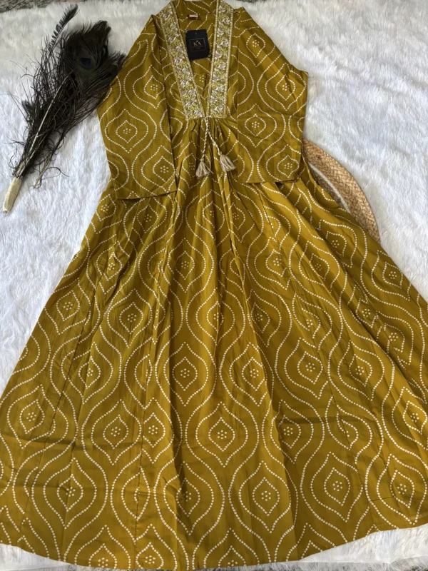 Mustard yellow Pure Cotton Set with High V-Neck Thread Work - Image 3
