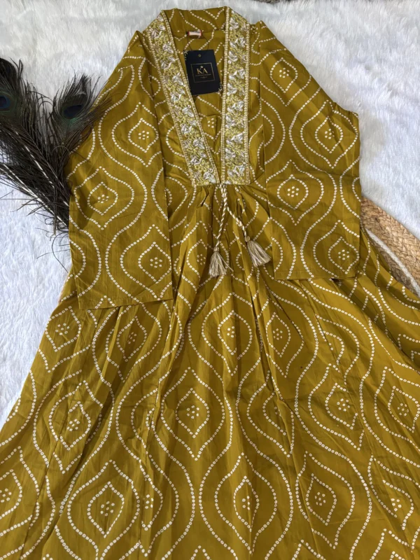 Mustard yellow Pure Cotton Set with High V-Neck Thread Work - Image 5