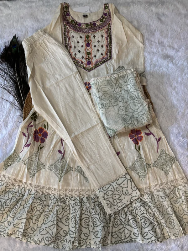 White Lelin Cotton Umbrella Kurta Set with Thread & Glass Neck Work - Image 4